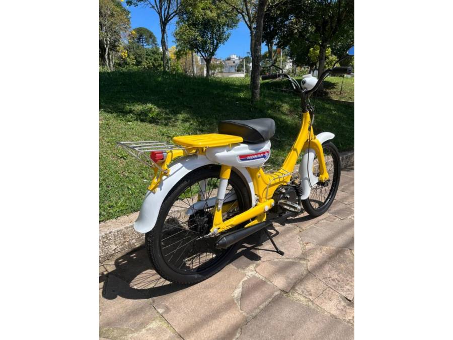 HONDA - PCX - 1975/1975 - Amarela - R$ 9.000,00