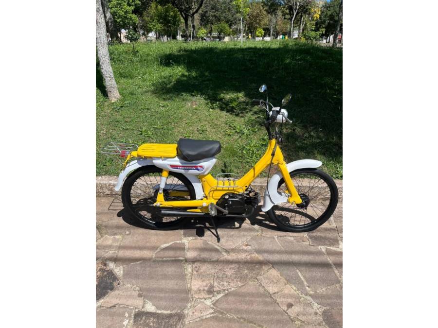 HONDA - PCX - 1975/1975 - Amarela - R$ 9.000,00